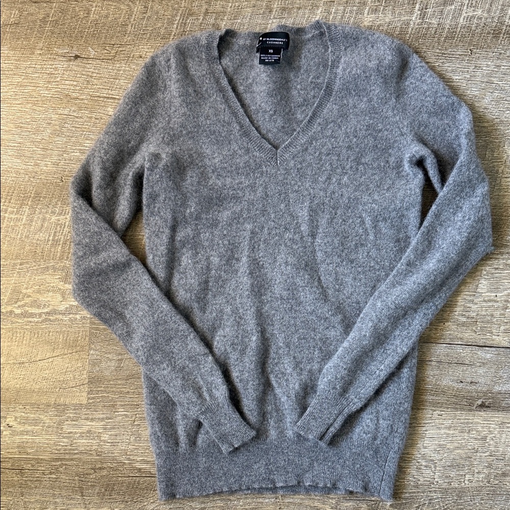 C By Bloomingdale’s Cashmere Gray V-Neck Men's Sweater Size XS